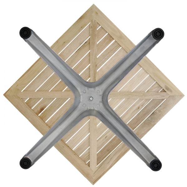 Unteransicht eines quadratischen Gartentischs mit Holzlatten und Metall-Kreuzfuß mit schwarzen Schutzkappen.