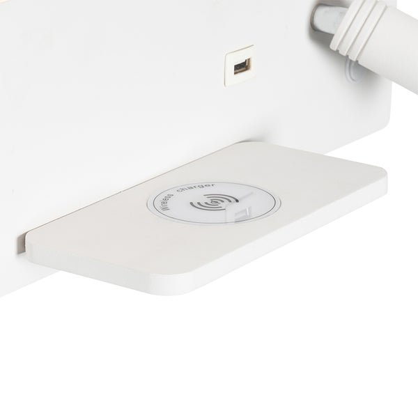 Detailansicht einer weißen Ladestation mit USB Anschluss