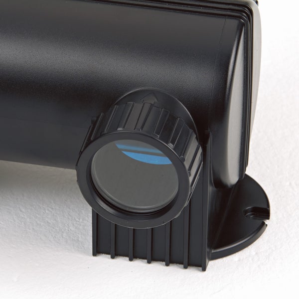 Nahaufnahme eines schwarzen UVC-Klärers aus Kunststoff mit integriertem Sichtfenster zur Funktionskontrolle.