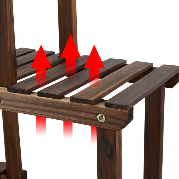 Detailansicht eines Pflanzregals aus Holz mit mehreren Ebenen.