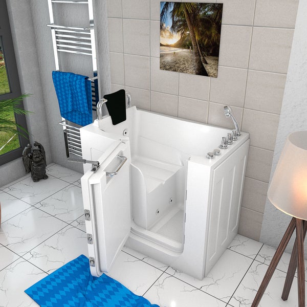 Begehbare Badewanne mit geöffneter Tür in einem hellen Badezimmer