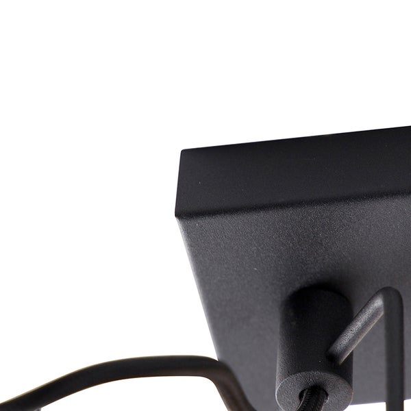 Detailansicht einer Deckenleuchte aus Metall mit Kabel