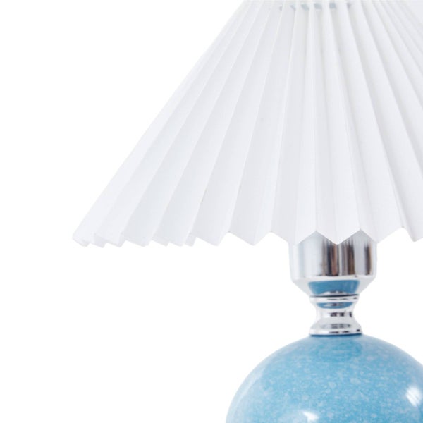 Tischleuchte mit plissiertem Schirm und Keramikfuß