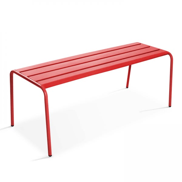Rote Gartenbank aus Metall mit Lattenoberfläche.