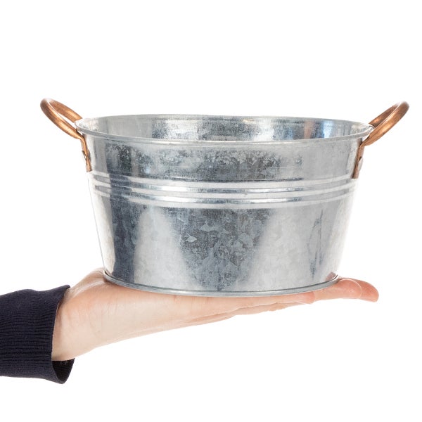 Kleine verzinkte Metallwanne mit Griffen, auf einer Hand präsentiert zum Größenvergleich.