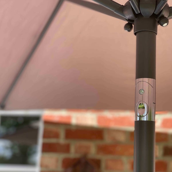 Sonnenschirm mit Kurbel, runder Schirm in Taupe, dunkelgrauer Mast.