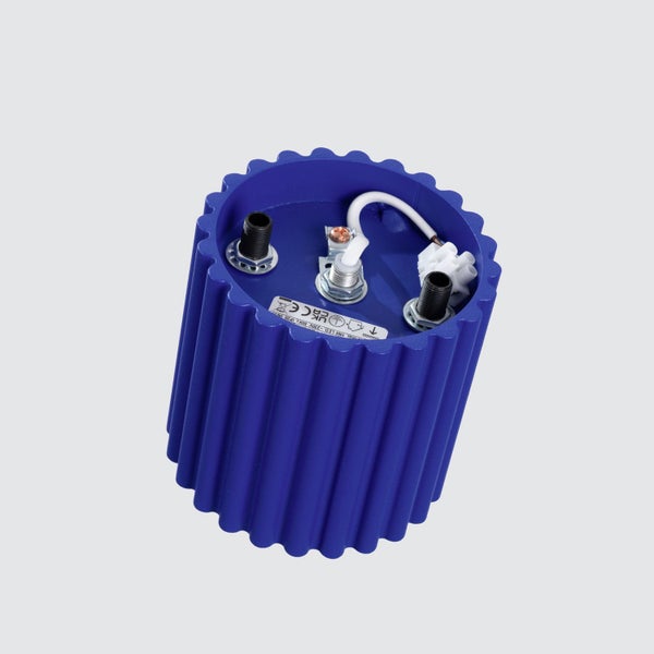 Blaue zylindrische gerippte Lampenfassung mit interner Verkabelung und Erdungsanschluss.