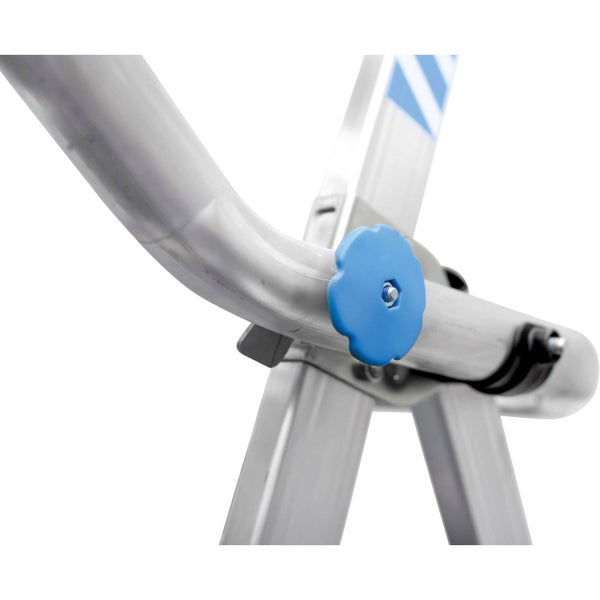 Detailansicht einer Leiter mit blauem Drehknopf zur Fixierung