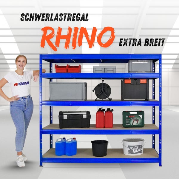 Extra breites Schwerlastregal Rhino aus Metall mit Holzfachböden, bestückt mit Lagerboxen und Werkzeug, Person zum Größenvergleich, Proregal Logo.