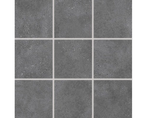 Nahaufnahme von neun grauen Fliesen mit feiner Textur und Fugen