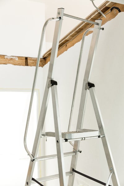 PROREGAL ML Plattformleiter 6 Stufen Inkl. Beidseitigem Handlauf Aluminium Rutschsichere Leiterschuhe