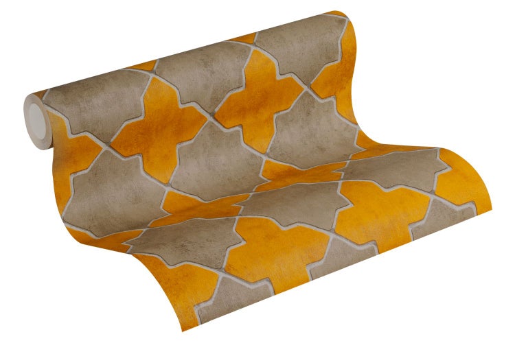 Wohnzimmer mit Sofa, Tisch und Wand mit geometrischem Muster