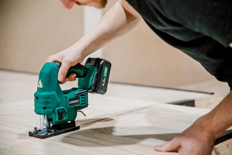 VONROC Akku-Stichsäge  20V, Komplettset mit 1x 4.0Ah Akku, Schnellladegerät, Sägeblättern, Parallelführung und Aufbewahrungstasche