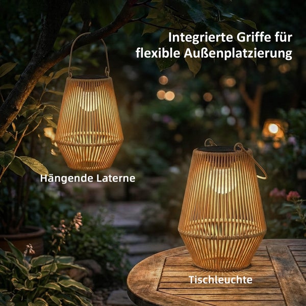 Solar-Laternen in Rattan-Optik für den Außenbereich, eine hängend an einem Ast und eine stehend auf einem Holztisch, mit integrierten Griffen.