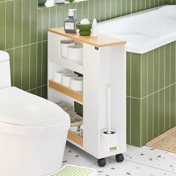 Badezimmer mit Toilette, Badewanne und einem schmalen, rollbaren Badezimmerschrank mit Regalen