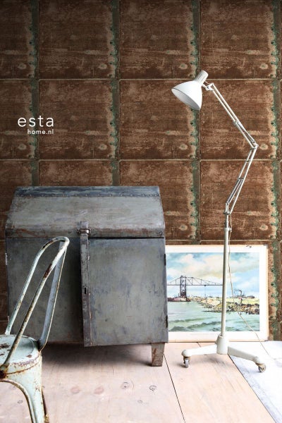 Dekoratives Interieur mit Industrieschrank, Lampe und Wandtapete im Rost-Design