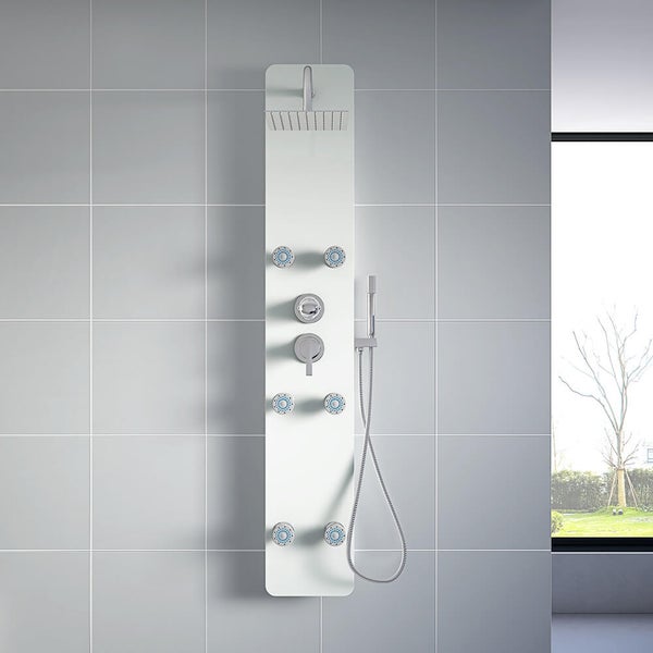 Duschpaneel mit integrierter Kopfbrause, Handbrause und Massagedüsen an einer gefliesten Wand in einem modernen Badezimmer.