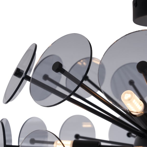 Detailaufnahme einer Deckenleuchte mit Lampenschirmen und Leuchtmitteln