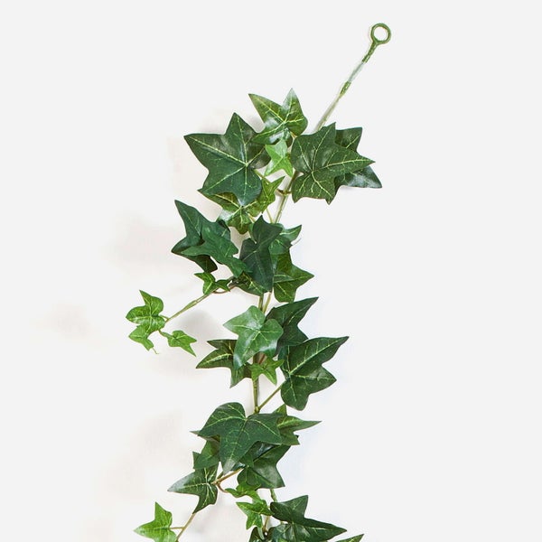 Künstlicher Ginkgo-Baum im schwarzen Topf mit naturgetreu strukturierter Rinde und dichten, fächerförmigen Blättern.