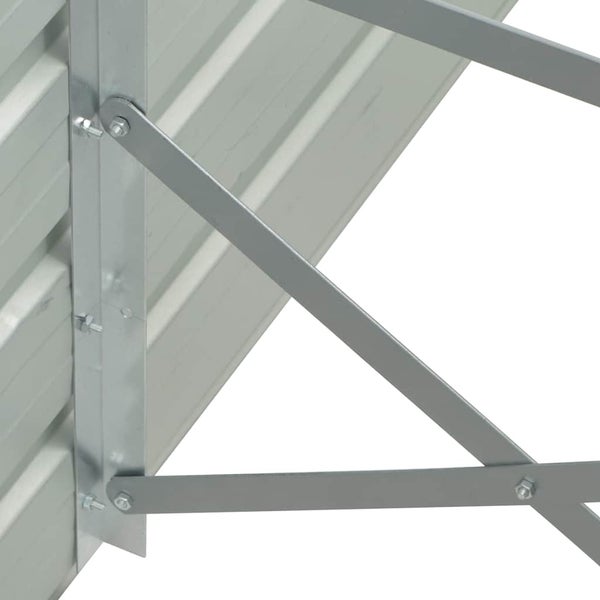 Detailansicht der Metallstreben und Eckverbindungen eines Gartenhauses mit Verschraubungen zur Stabilisierung.