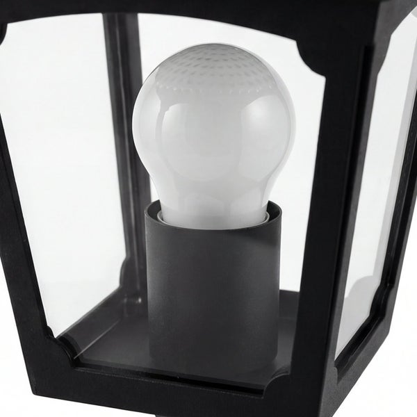 Detailaufnahme einer schwarzen Außenleuchte mit Glühbirne