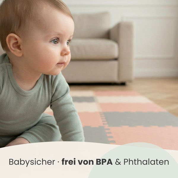 Ein Baby krabbelt auf einer weichen Schaumstoff-Puzzlematte, die sicher für Babys sowie frei von Bisphenol A und Phthalaten ist.