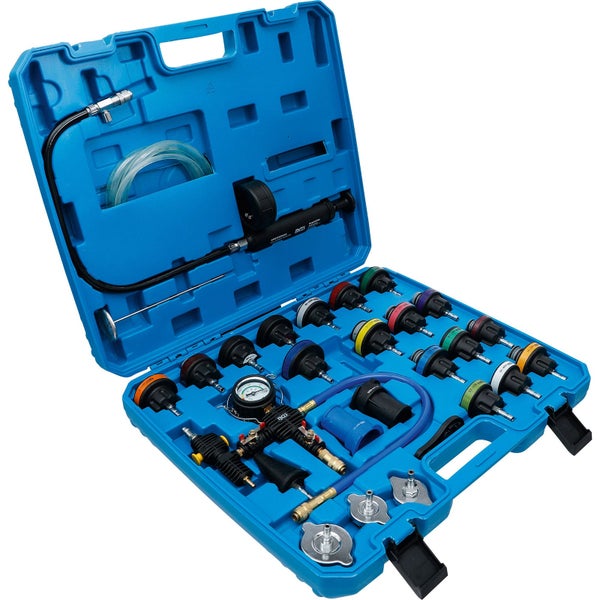 Offener blauer Werkzeugkoffer mit Kühlmittel-Druckprüfer-Set und Adaptern