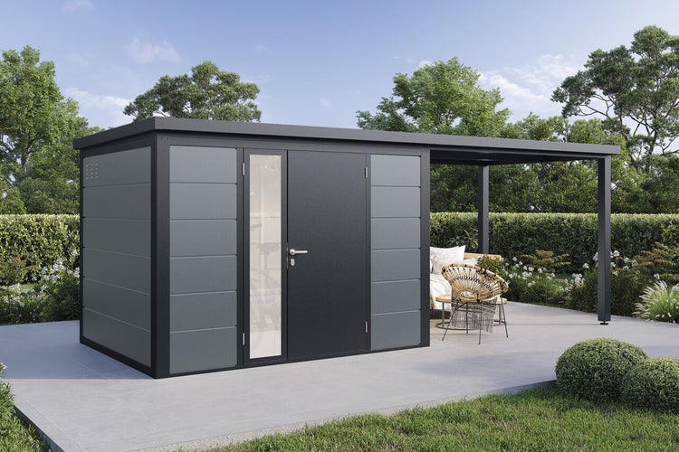 Modernes Metallgerätehaus mit integriertem Schleppdach und Glastür auf einer Terrasse im Garten.