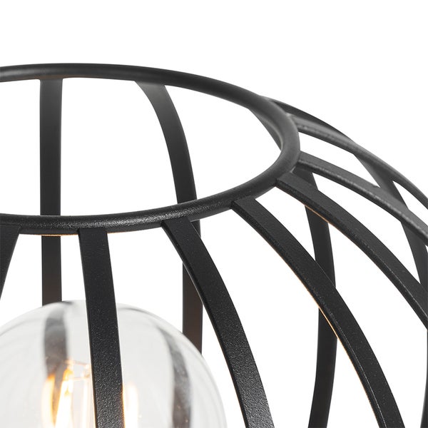 Detailaufnahme einer schwarzen Drahtleuchte mit Glaskugel