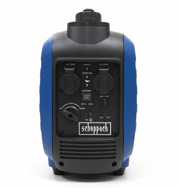 Zwei blaue Scheppach Inverter-Stromerzeuger auf einer Pickup-Ladefläche versorgen einen Fernseher und einen Lautsprecher im Freien mit Strom.