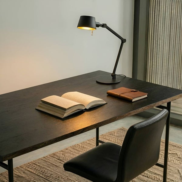 Schreibtisch mit Lampe, Buch und Notizbuch für Arbeitszimmer