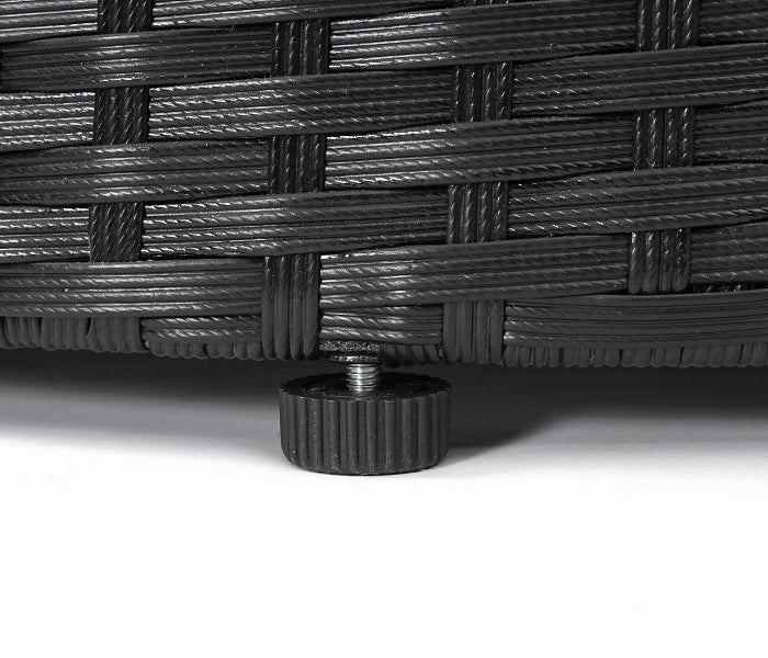 Höhenverstellbarer Standfuß an einem Gartenmöbel aus Polyrattan-Geflecht.