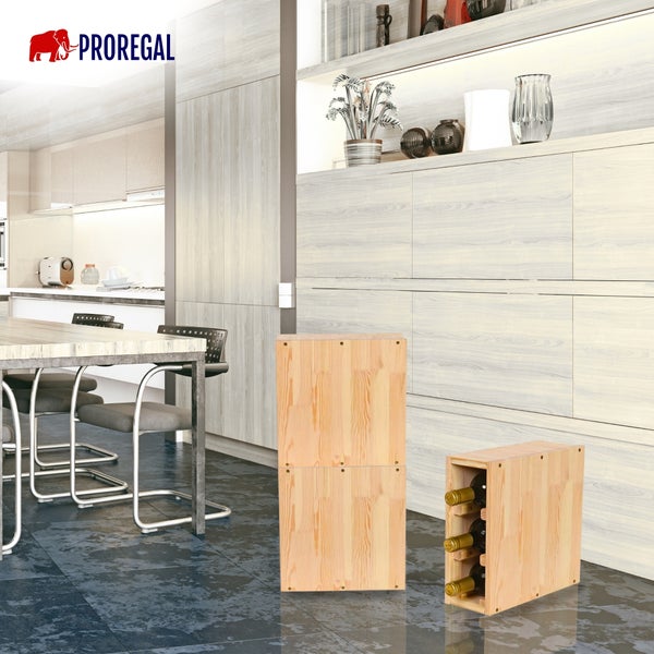 Proregal Logo. Modulares Weinregal aus hellem Kiefernholz in einer modernen, hellen Küche mit Esstisch und Stühlen.