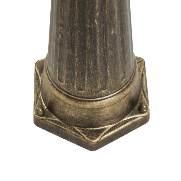 Detailaufnahme eines Lampenfußes aus Metall in Gold-Antik-Optik mit sechseckiger Montageplatte.