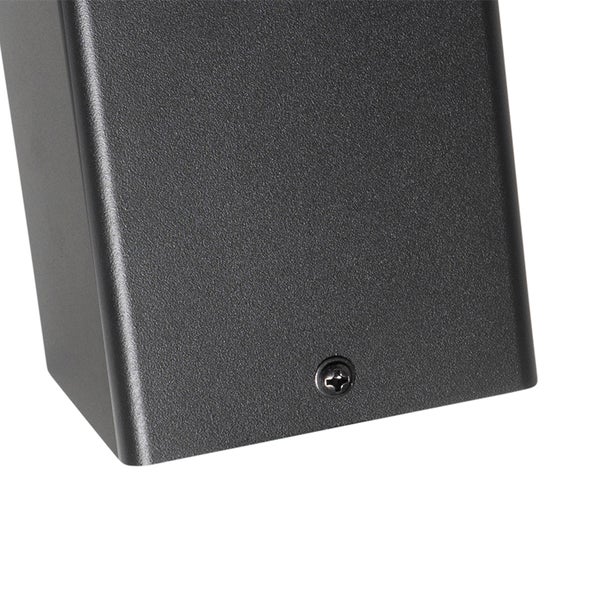 Detailaufnahme einer strukturierten Metalloberfläche mit einer Kreuzschlitzschraube.