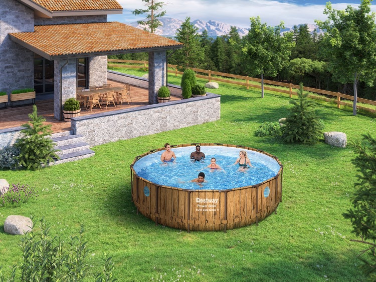 Bestway Power Steel Swim Vista Series II Aufstellpool in Holzoptik mit Sichtfenstern in einem hellen Garten neben einer Terrasse mit Personen.