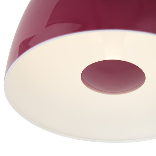 Nahaufnahme einer violetten Pendelleuchte mit Blick in den kuppelförmigen Schirm mit weißer Innenseite.