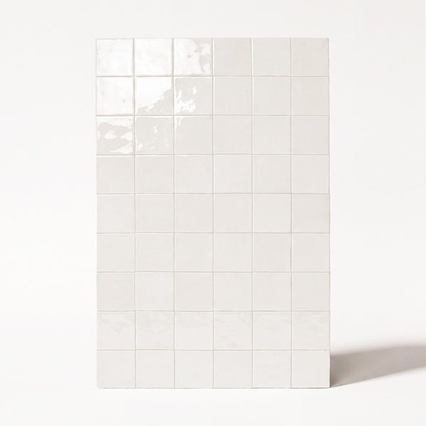 Wandfliese mit strukturierter Oberflaeche in quadratischer Form aus Feinsteinzeug