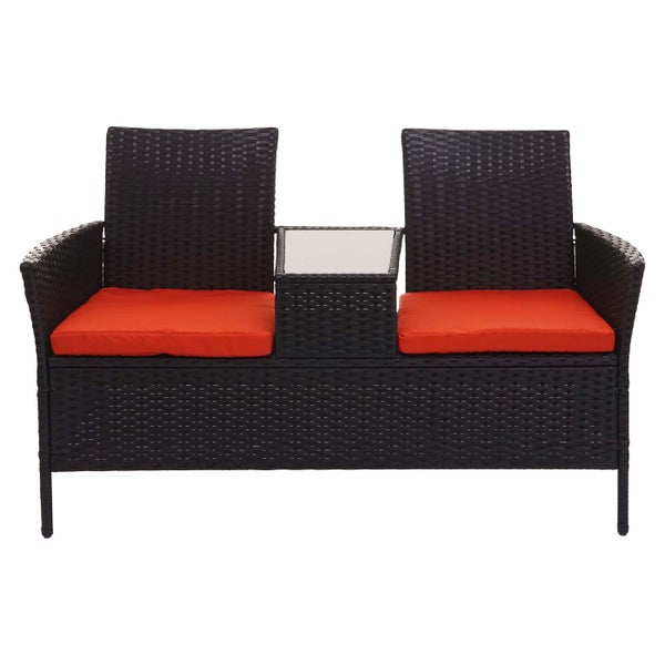 Gartenbank aus Polyrattan, 2-Sitzer mit integriertem Mitteltisch, Glasplatte und orangefarbenen Sitzkissen.