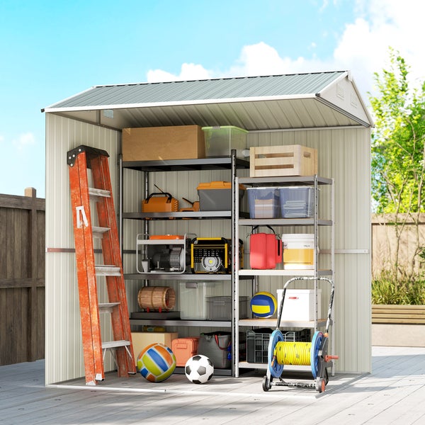 Organisiertes, helles Metall-Gerätehaus mit Regalen für Werkzeug, Kisten, Leiter und Schlauchwagen auf einer Terrasse.