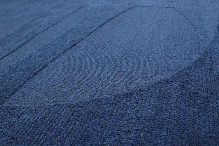 Blauer Rollteppich mit strukturierter, weicher Oberfläche.