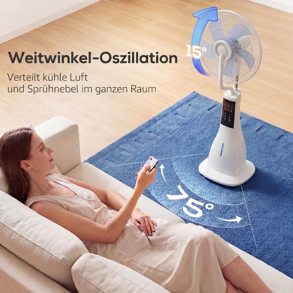 Standventilator mit Sprühnebelfunktion, 75 Grad horizontaler Oszillation und 15 Grad vertikaler Neigung, ferngesteuert im Wohnzimmer.