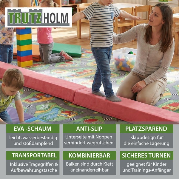 Ein Kind balanciert auf einem rosa Schwebebalken in einem hellen Spielzimmer. Der Balken ist circa 6 Zentimeter hoch und hat eine rutschfeste Basis.