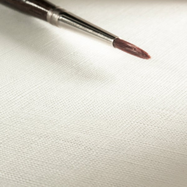 Fein-Künstlerpinsel mit Holzstiel und Metallzwinge auf strukturierter Leinwand.