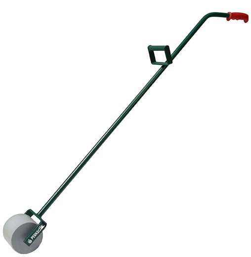 Perkeo Stehandrollwalze mit langem Metallstiel, ergonomischem Doppelgriff und Silikonrolle zur Bearbeitung von Dachbahnen.