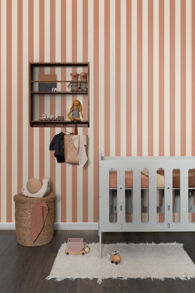 Kinderzimmer mit Wandregal, Spielzeug und Babybett vor gestreifter Tapete