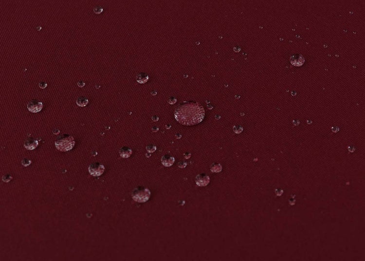 Wassertropfen auf wasserabweisendem Stoff.