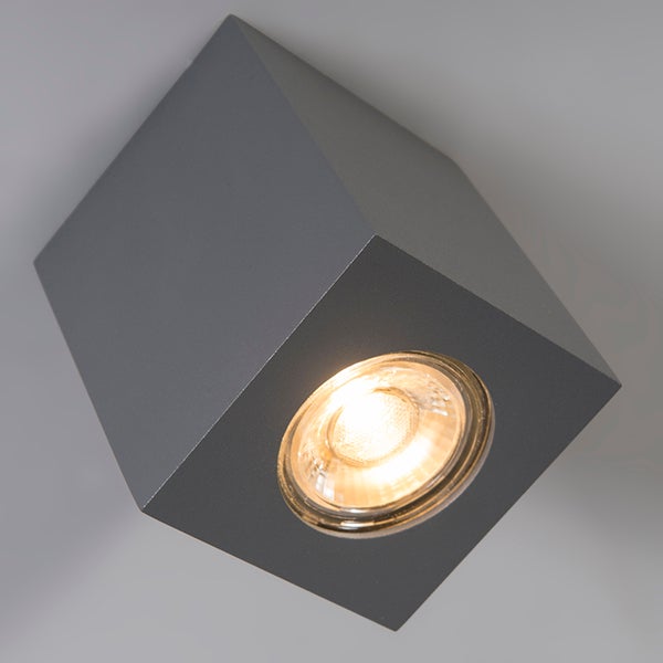 Quadratischer Deckenstrahler aus Metall mit einem Leuchtmittel, moderner Aufbauspot.
