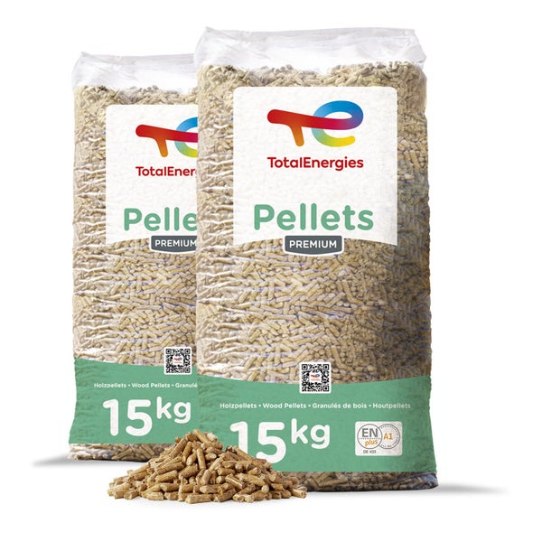 Zwei Saecke TotalEnergies Premium Holzpellets mit je 15 Kilogramm Gewicht und ENplus A1 Zertifizierung.
