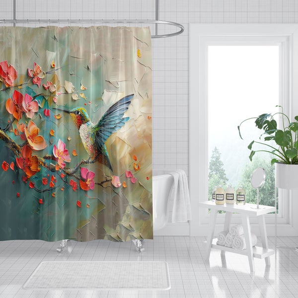 Duschvorhang mit Kolibri und Blumen Motiv in moderner Badzimmer Umgebung mit Badewanne und Beistelltisch.